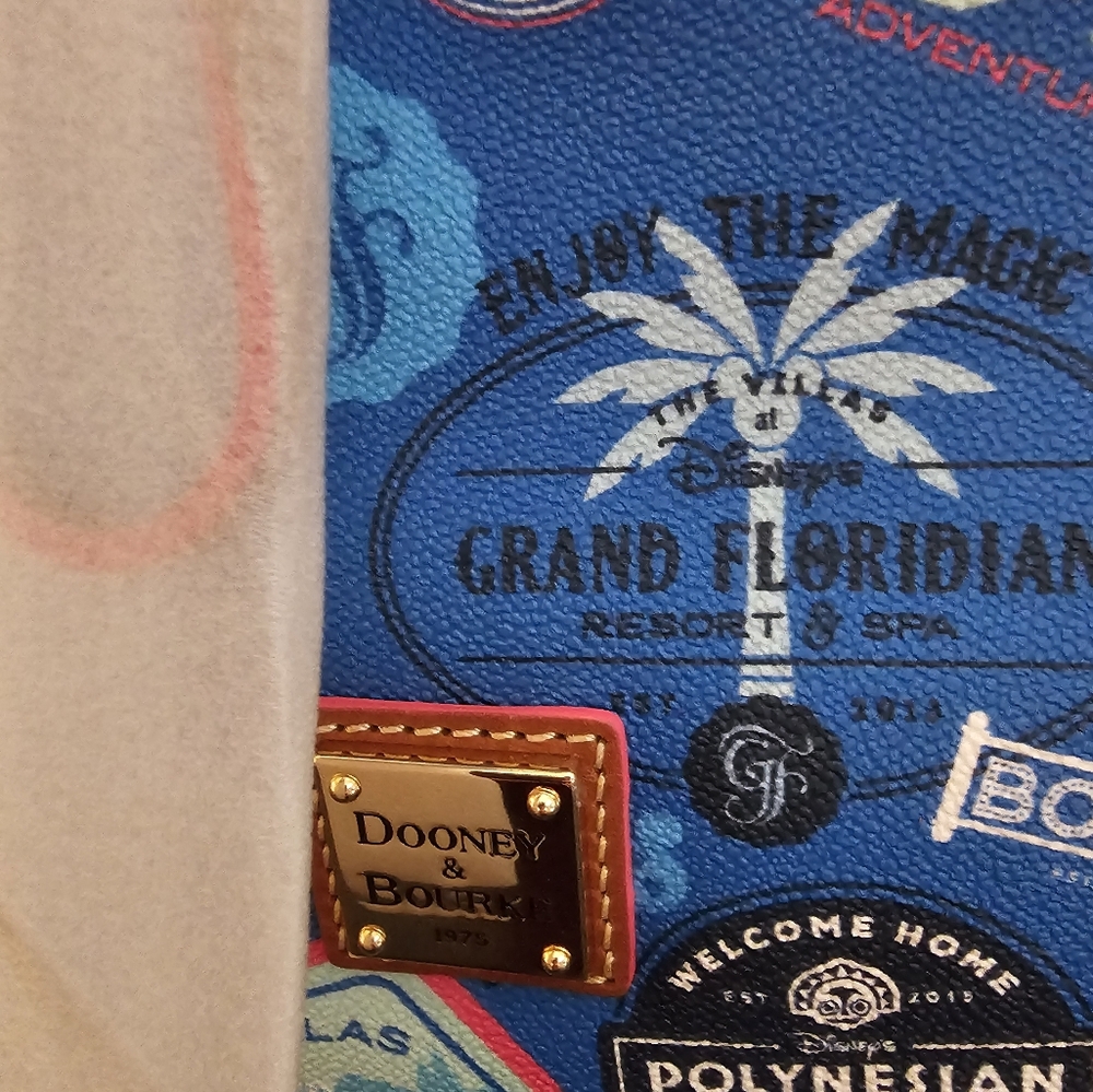 NWT *Disney Vacation Club Exclusive*DVC hotels listed on a beautiful bucket bag